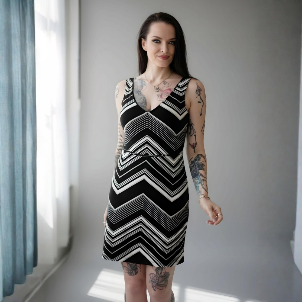 Jodi Kristopher ✦ Mini Dress ✦ Black White Retro Zigzag Plunge Side Slit Fitted - Picture 3 of 8